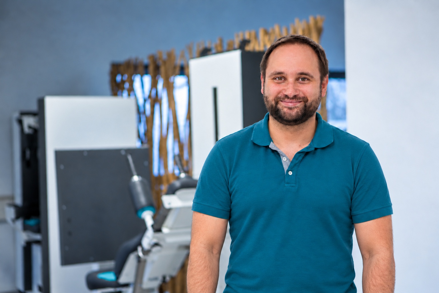 Daniel Caballero Schrör im Geräteraum der Physiotherapiepraxis